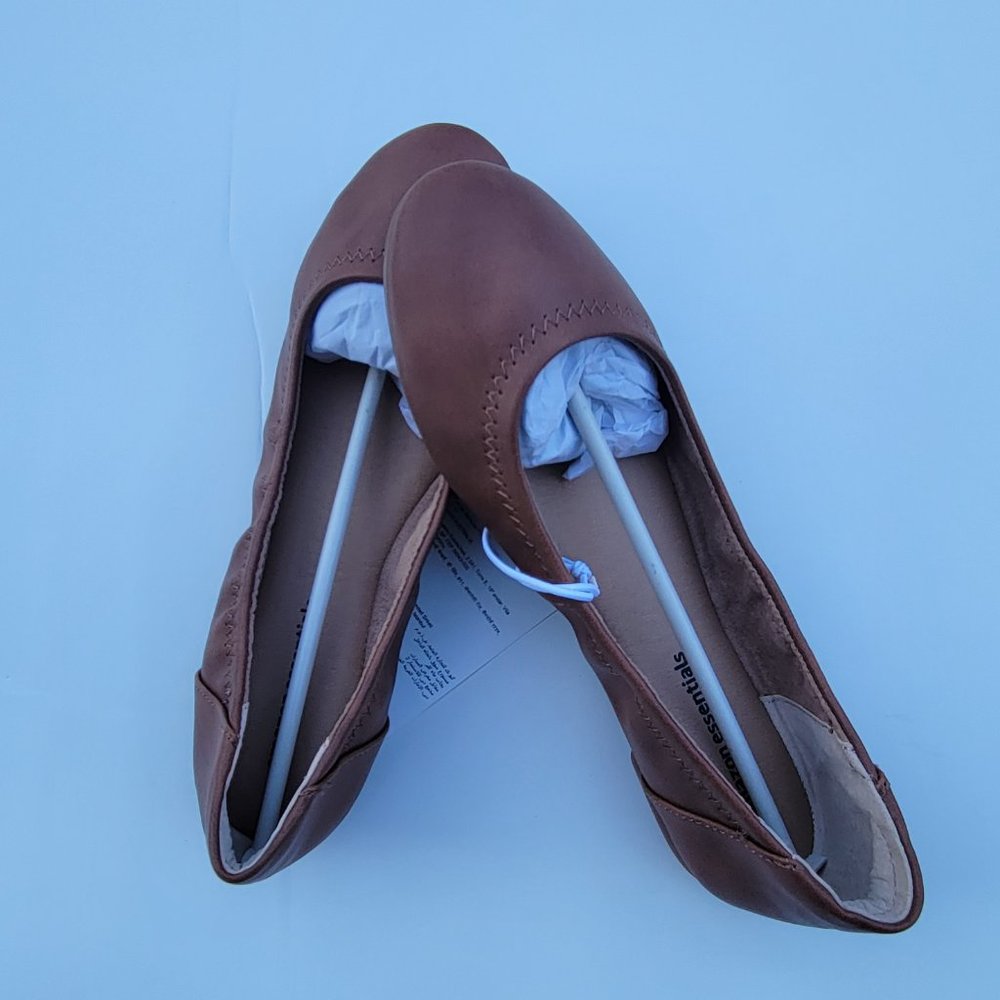 New Amazon Essentials Women's flat ballet Tan color